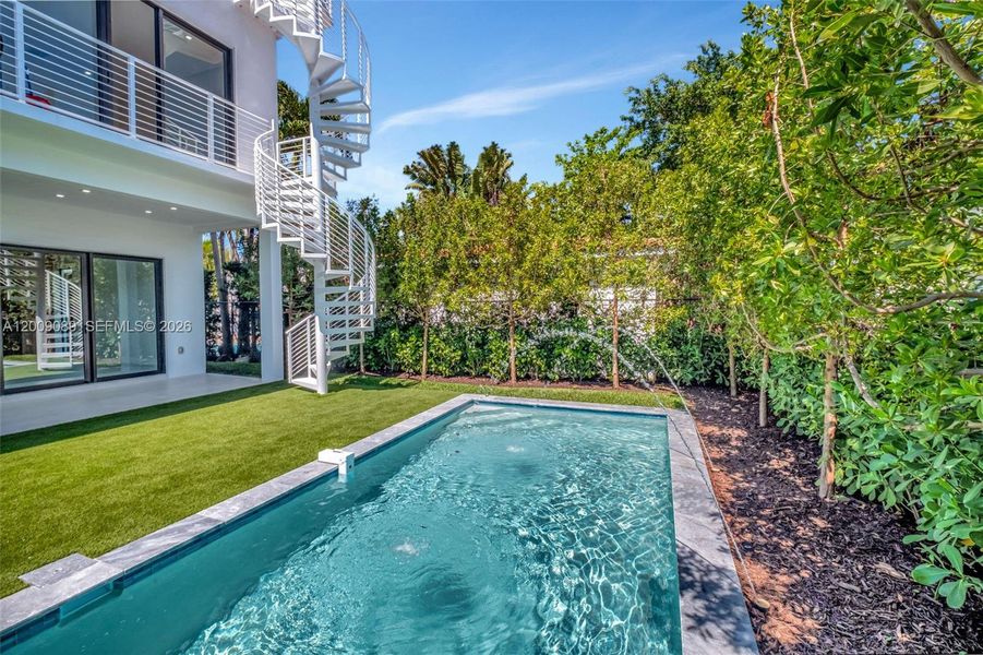 Exterior details and patio area of a home in , Miami (Image 22).