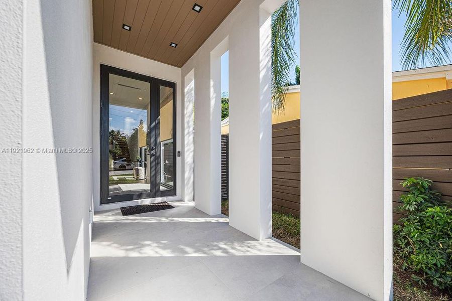 Exterior details and patio area of a home in , Fort Lauderdale (Image 31).