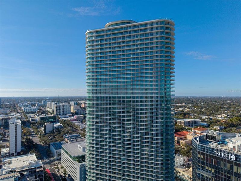 Condo located in St. Petersburg, FL showcasing its design and architecture (Image 40).