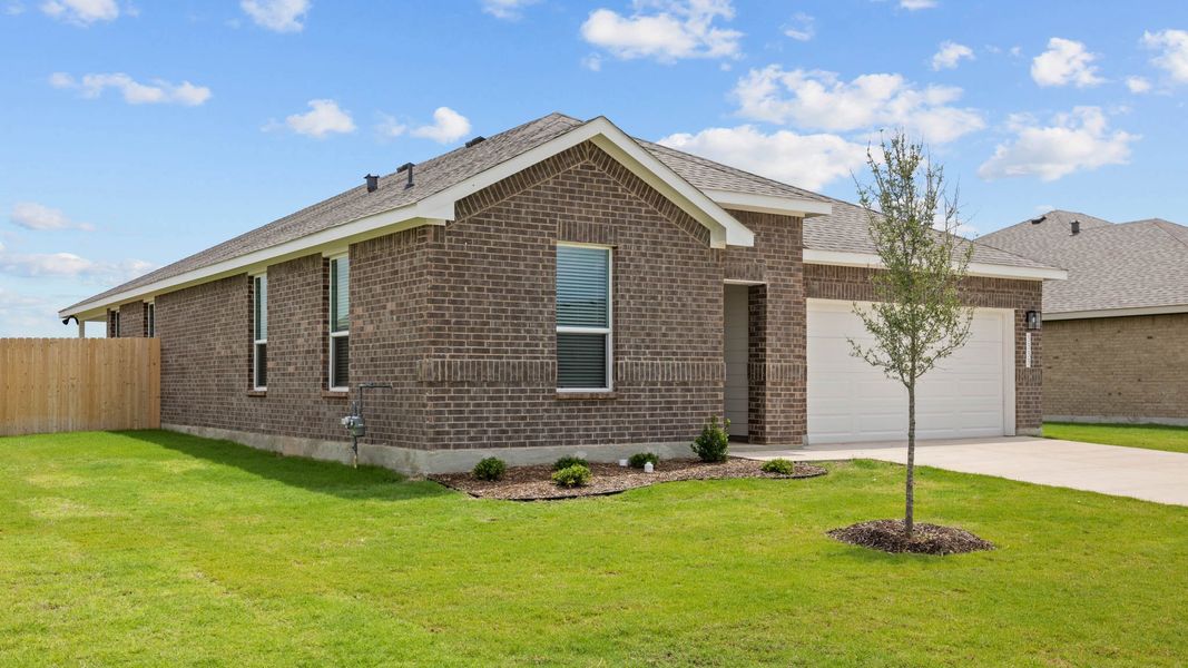 Representative exterior details of a home built from the LAKE FORT by D.R. Horton in Heritage Parks, Abilene (Image 4).