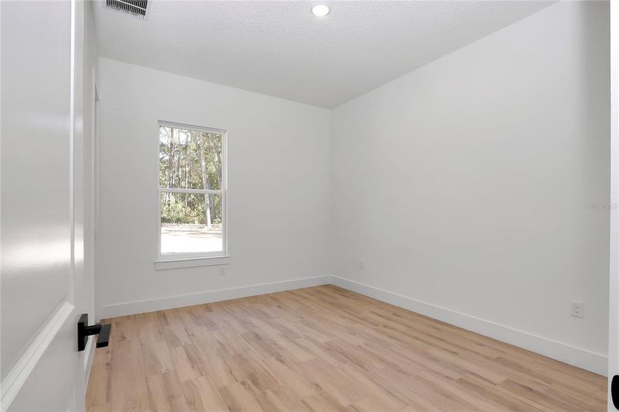 Spacious, unfurnished interior of a new home in , Ocala (Image 25).