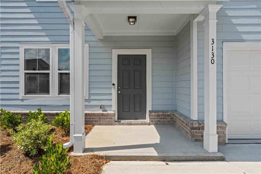 Exterior details and patio area of a home in Avery Ridge, Gainesville (Image 2).