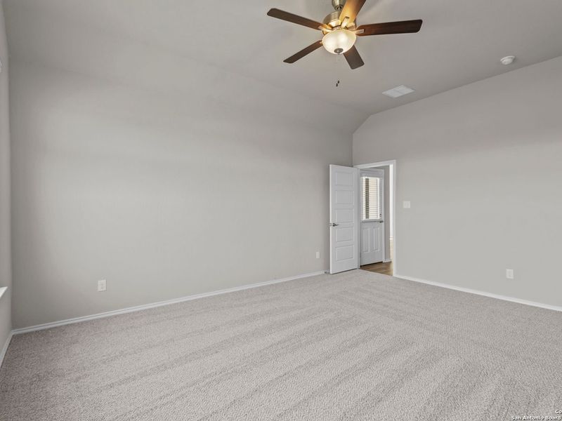 Spacious, unfurnished interior of a new home in Hannah Heights, Seguin (Image 25).