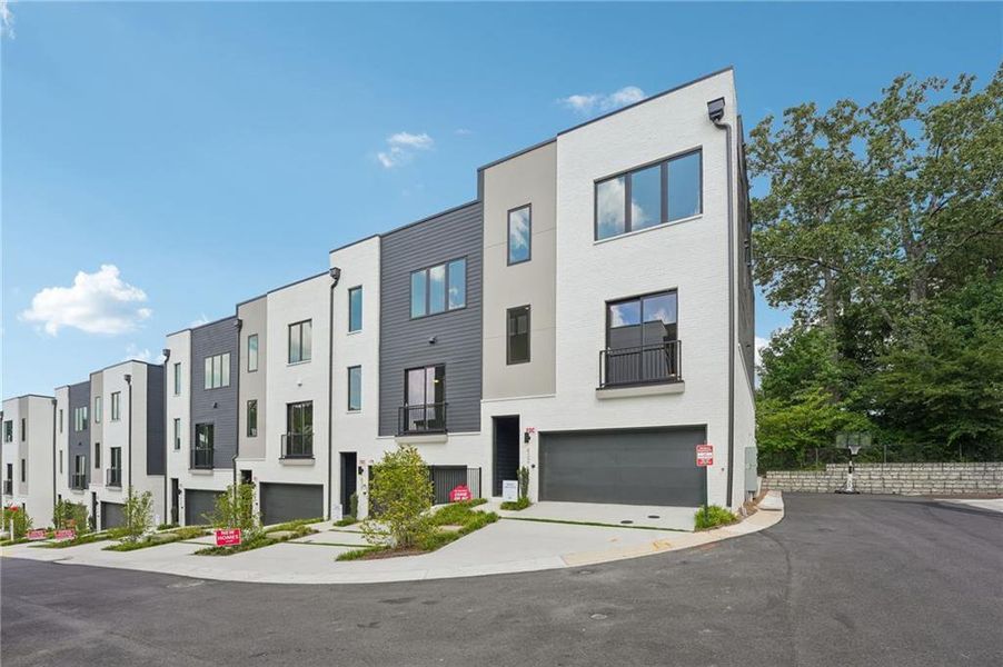 Condo located in Decatur, GA showcasing its design and architecture (Image 5).