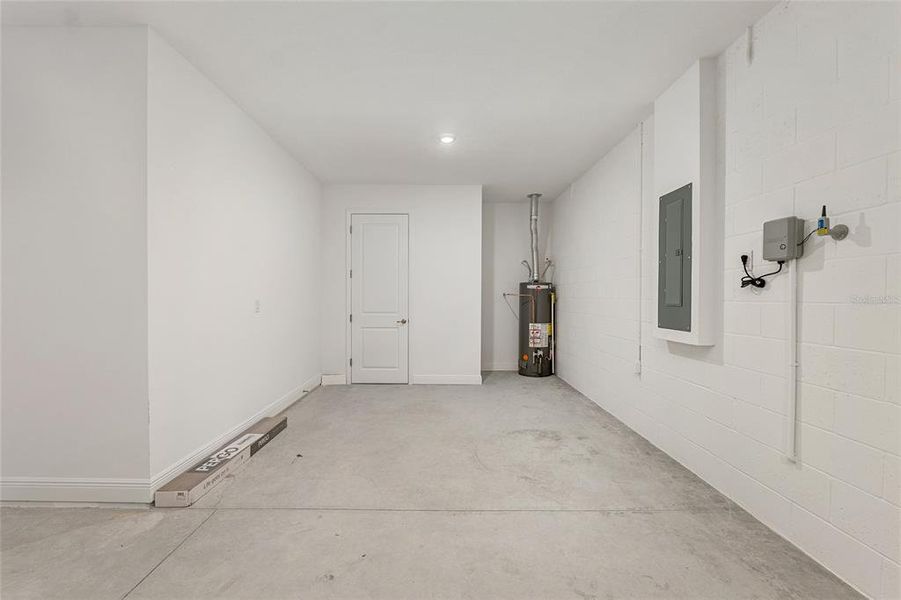Spacious, unfurnished interior of a new home in , Ocala (Image 40).