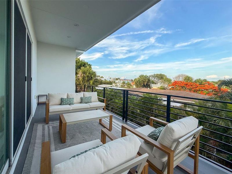 Exterior details and patio area of a home in , Belleair Beach (Image 4).