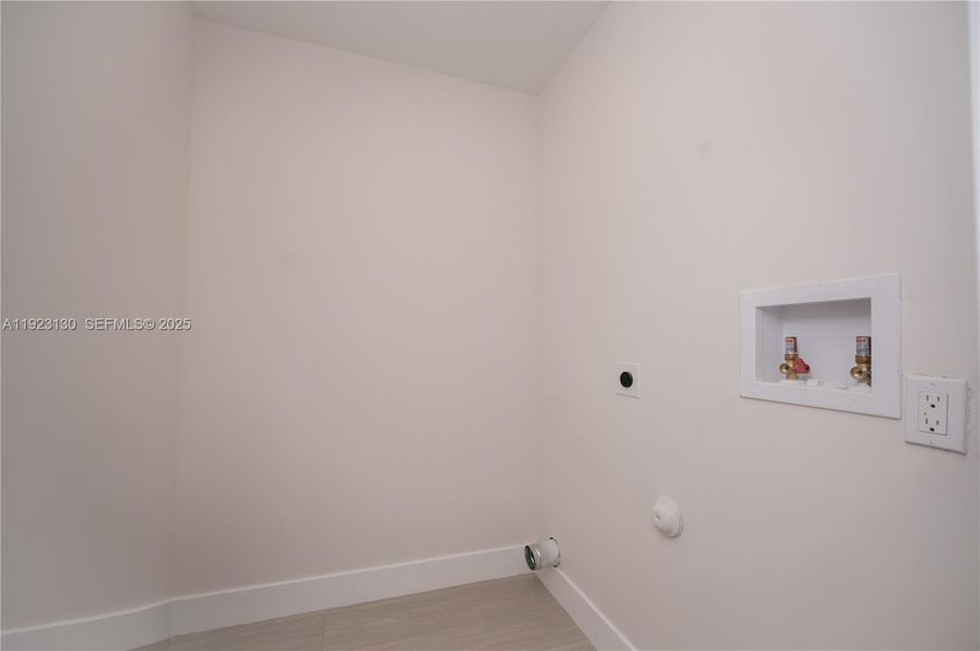 Spacious, unfurnished interior of a new home in , Miramar (Image 15).