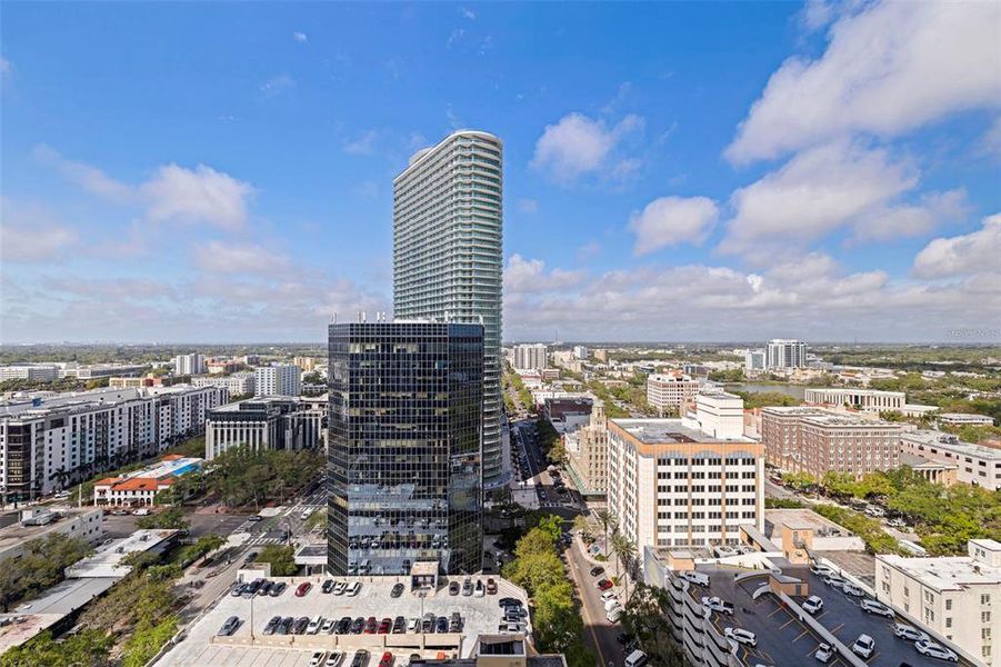 Condo located in St. Petersburg, FL showcasing its design and architecture (Image 43).