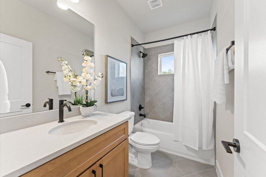 Representative furnished interior of a home built from the Plan 1458 by Faircroft Homes in Highland Gardens, Houston (Image 4).