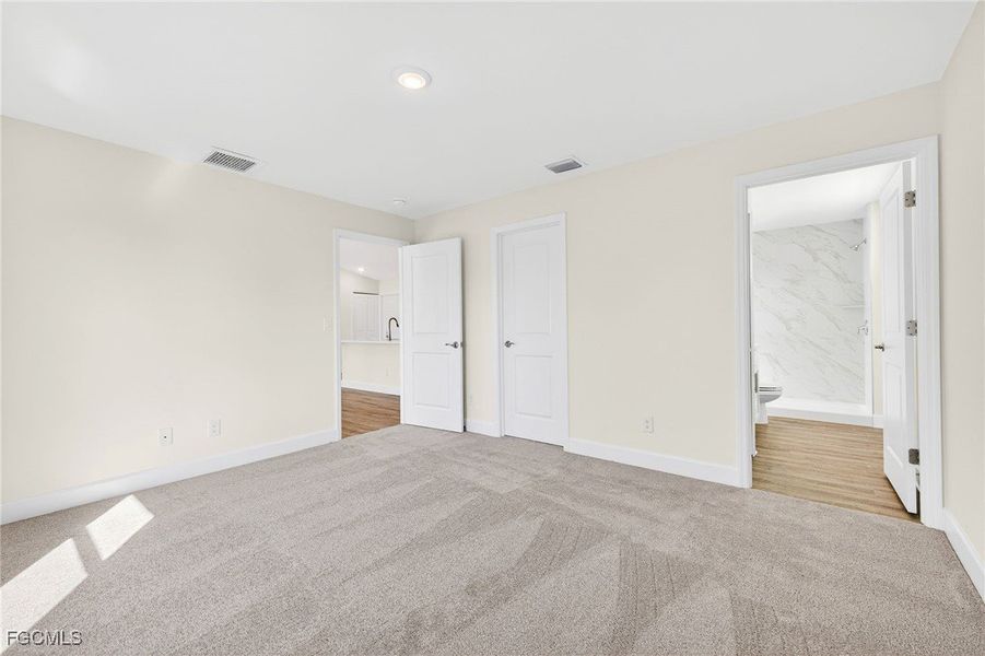 Spacious, unfurnished interior of a new home in Cape Coral, Cape Coral (Image 24).