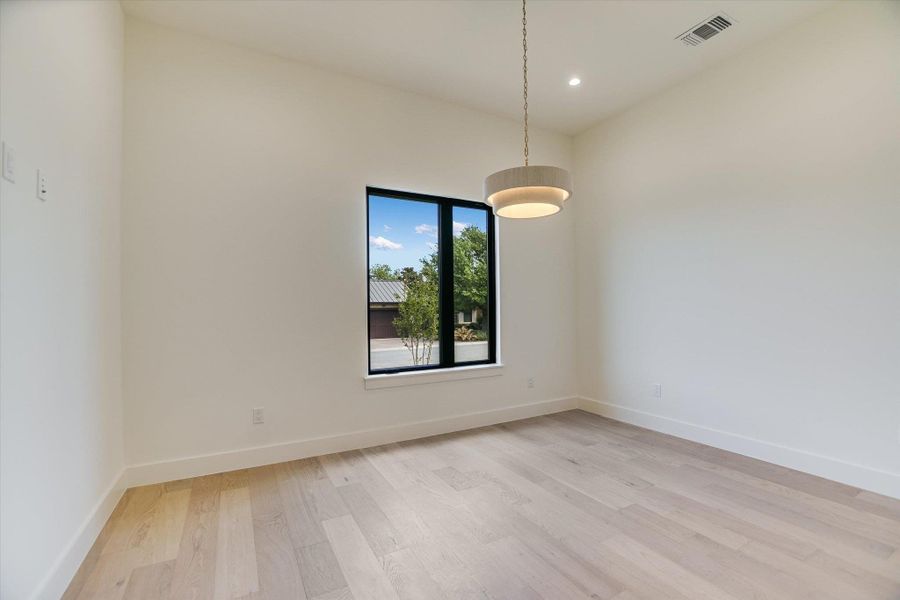 Spacious, unfurnished interior of a new home in , Horseshoe Bay (Image 23).