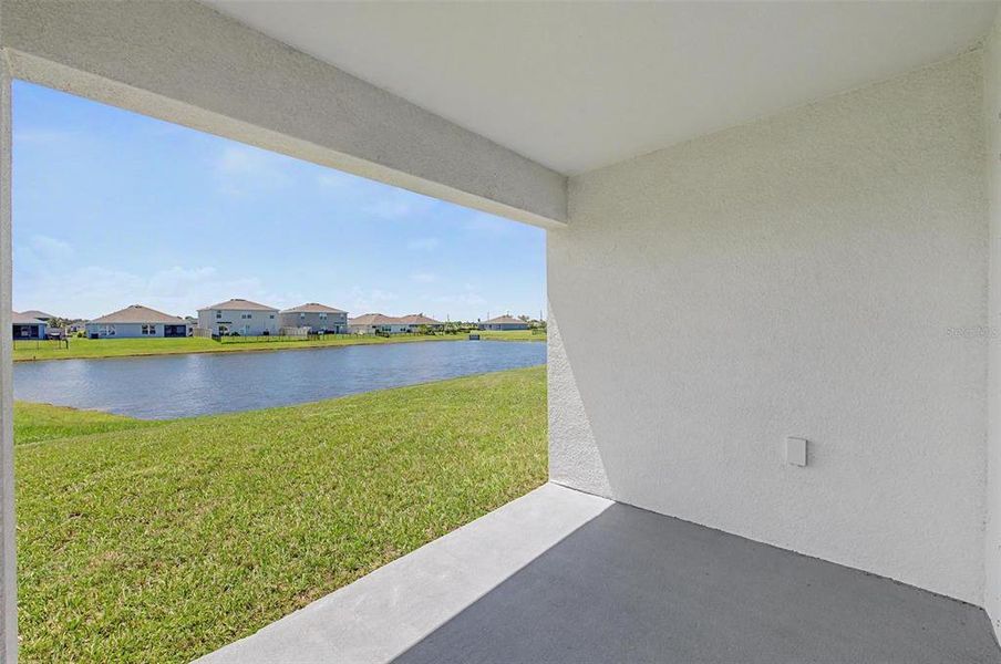 Exterior details and patio area of a home in Mandarin Grove, Palmetto (Image 4).