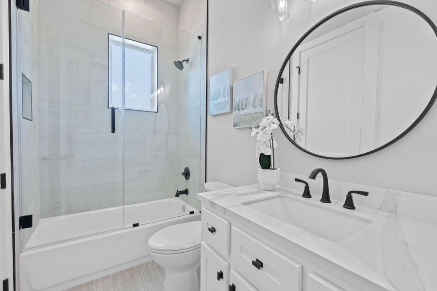 Full bath with vanity and bath / shower combo with glass door