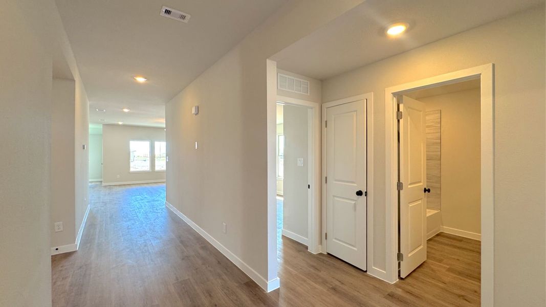 Spacious, unfurnished interior of a new home in King's Landing, Corpus Christi (Image 14).