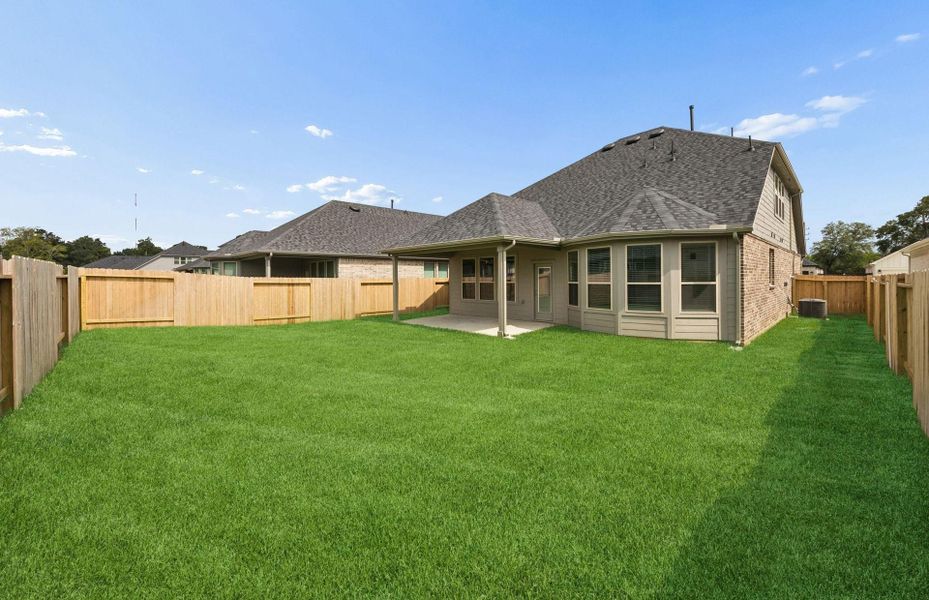 Exterior details and patio area of a home in Ellerden, Tomball (Image 3).