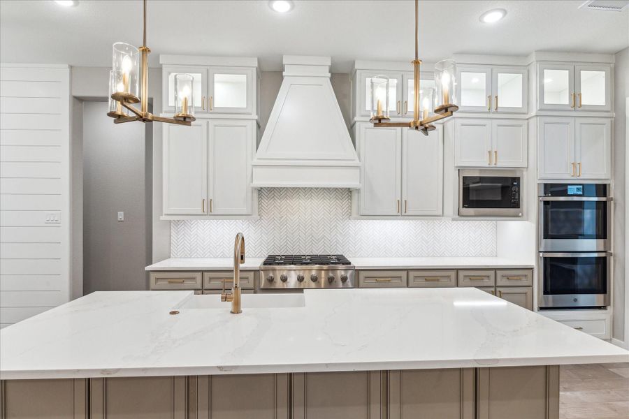 THE PICTURE SHOWN IS NOT THE ACTUAL HOME. TRINITY SIGNATURE HOMES IS BUILDING A SIMILAR FLOOR PLAN.