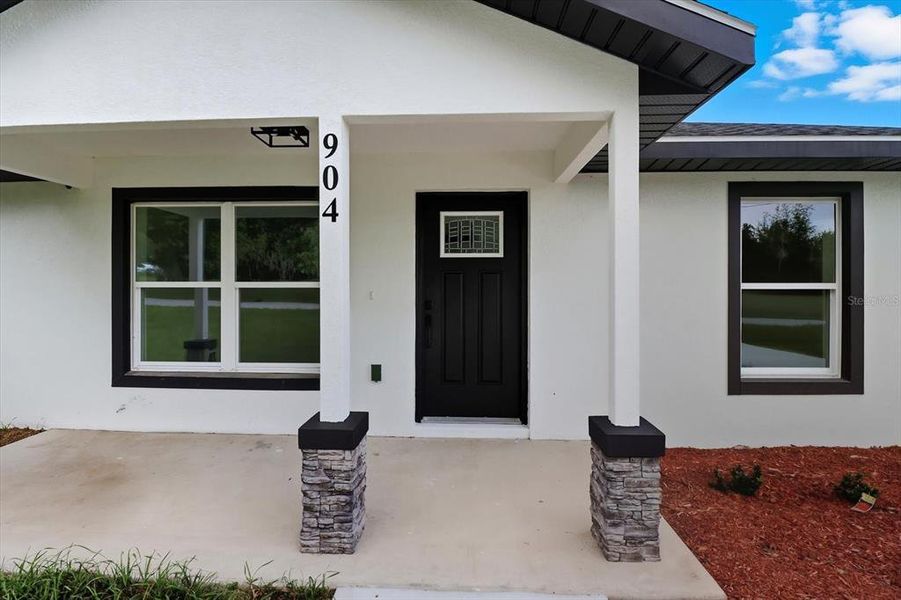 Exterior details and patio area of a home in , Dunnellon (Image 26).