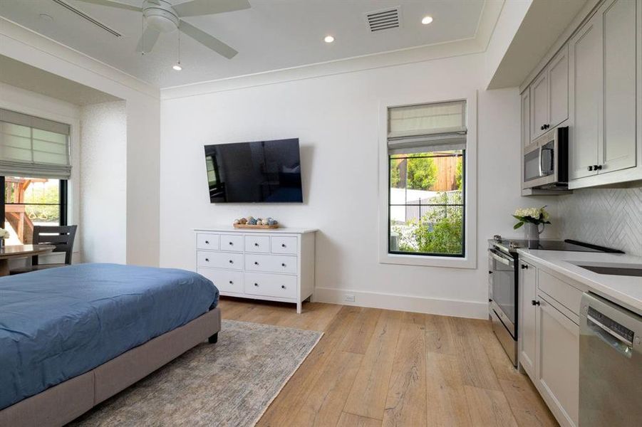 This multigenerational flex space has a spacious room, kitchen, en-suite, washer and dryer, and it's own entrance!