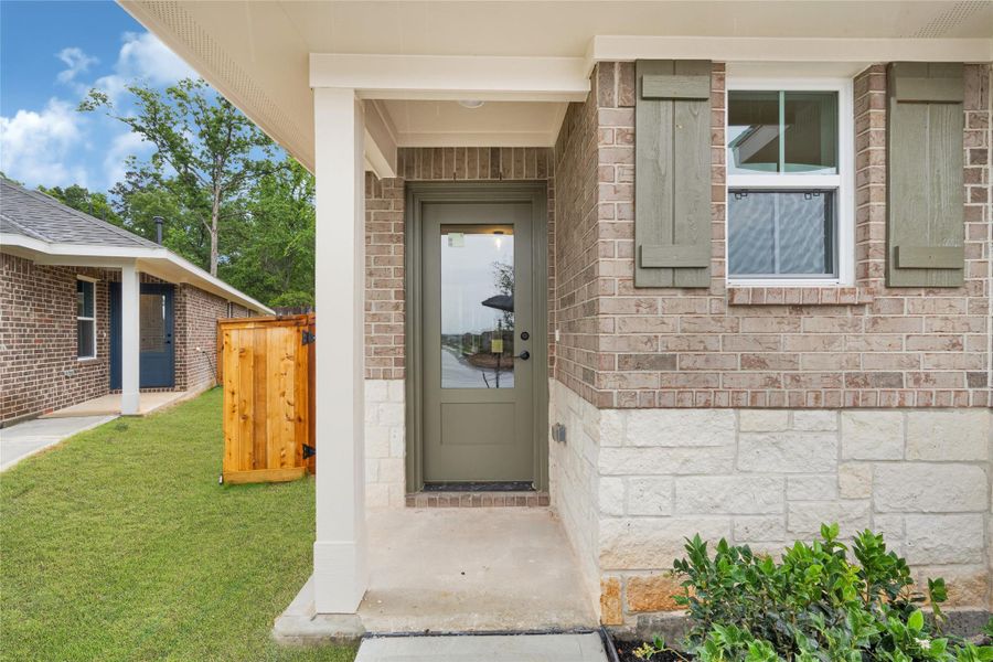 Exterior details and patio area of a home in Stonebrooke, Conroe (Image 19).