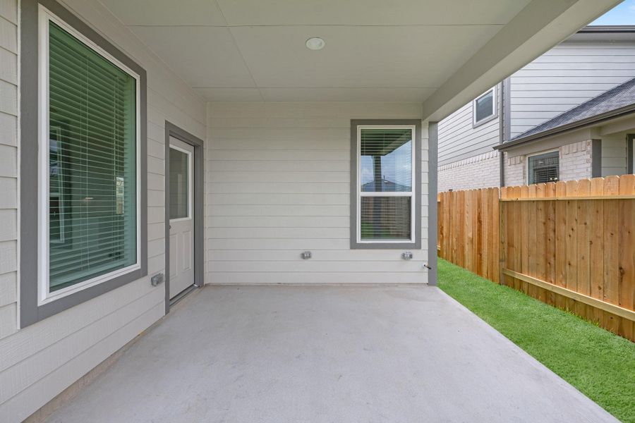 Exterior details and patio area of a home in Grand Mason Crossing, Katy (Image 3).