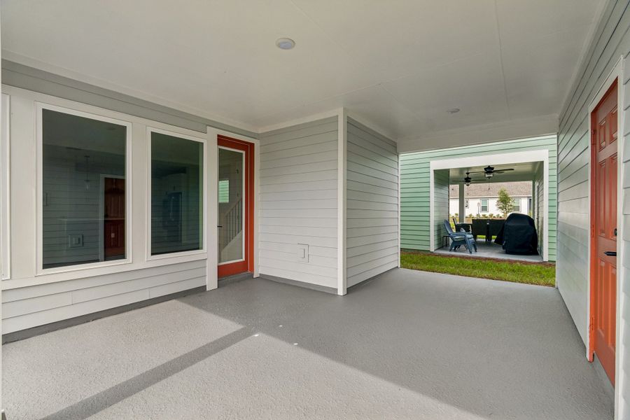 Exterior details and patio area of a home in Weslyn Park in Sunbridge 34', St. Cloud (Image 4).
