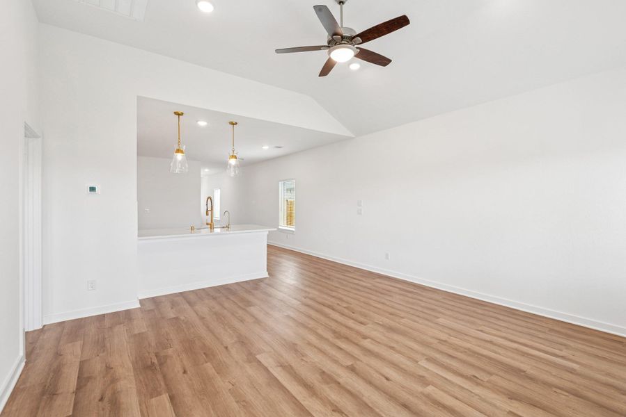 Spacious, unfurnished interior of a new home in Miller's Pond, Rosenberg (Image 9).