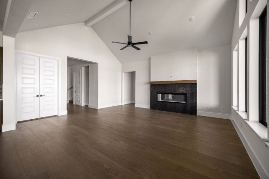 Spacious, unfurnished interior of a new home in Heath Golf and Yacht Club, Heath (Image 29).