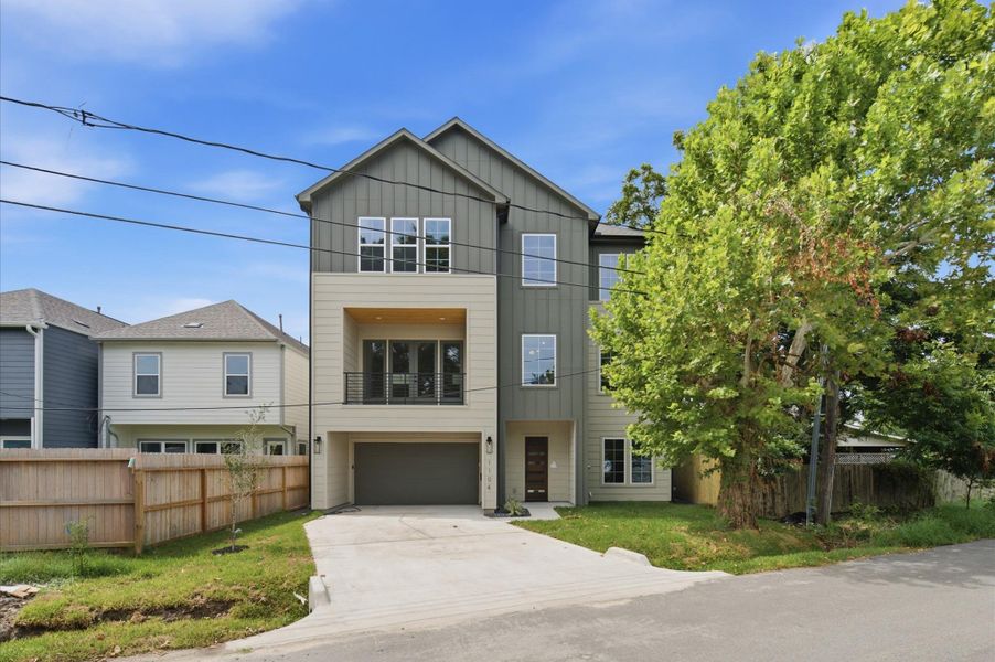 Welcome to 1104 Gibbs St by TOMO Homes on a quiet street in the Heights! Welcome to 1104 Gibbs St by TOMO Homes on a quiet street in the Heights!
