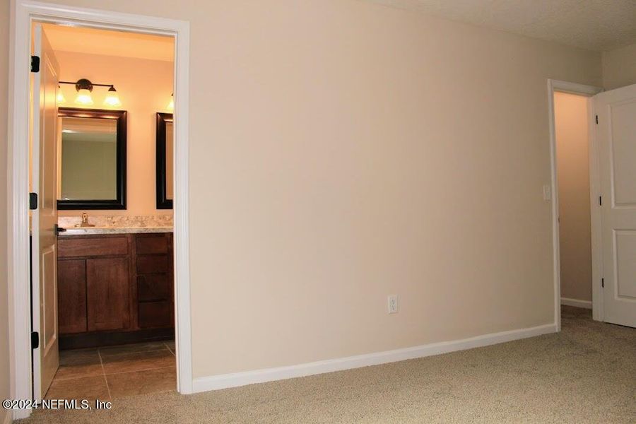 Spacious, unfurnished interior of a new home in , Middleburg (Image 25).