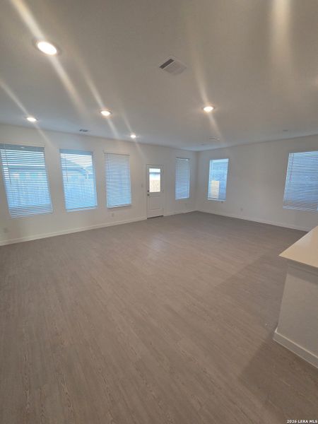 Spacious, unfurnished interior of a new home in Navarro Ranch, Seguin (Image 4).