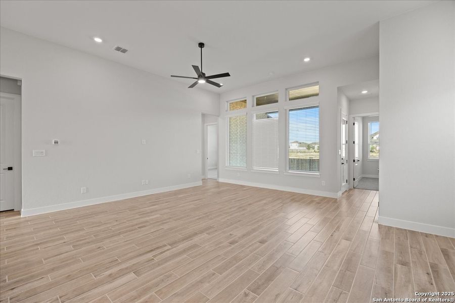 Spacious, unfurnished interior of a new home in Village at Three Oaks, Seguin (Image 17).