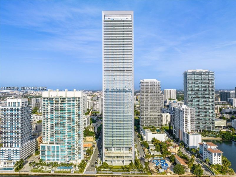 Condo located in Miami, FL showcasing its design and architecture (Image 21).
