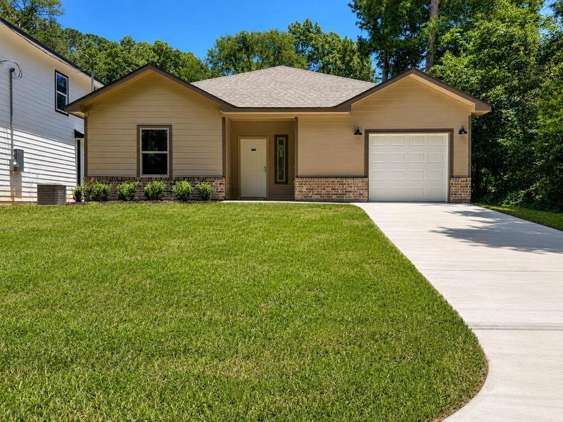 Front exterior of a new home in , Montgomery, TX, highlighting curb appeal (Image 1). Front exterior of a new home in , Montgomery, TX, highlighting curb appeal (Image 1).