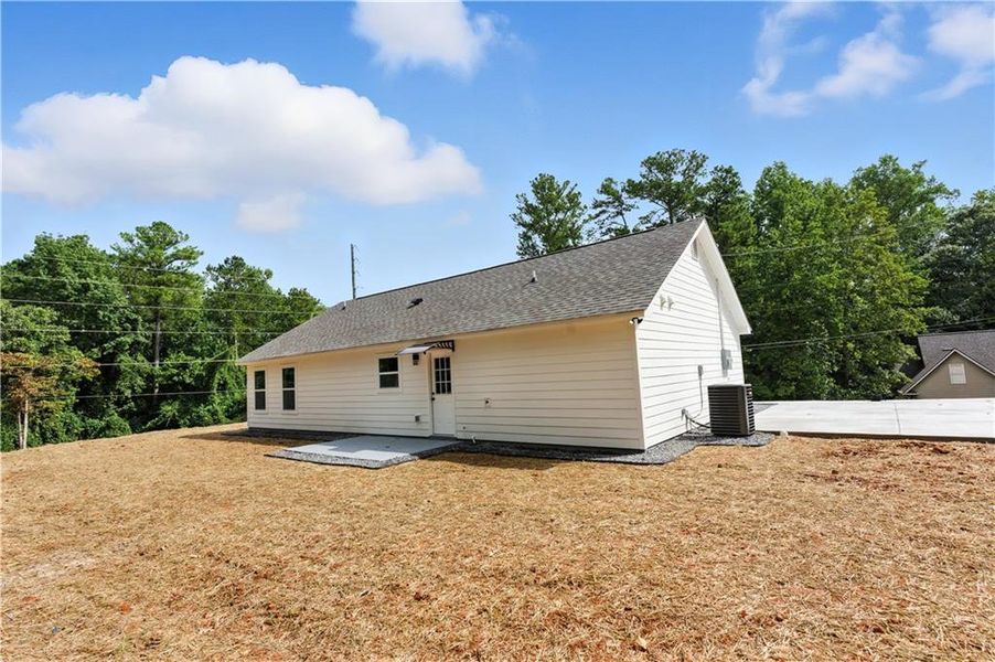 Exterior details and patio area of a home in , Dallas (Image 3).