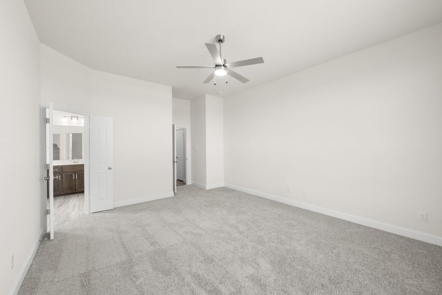Spacious, unfurnished interior of a new home in Myrtle Creek, Waxahachie (Image 16).