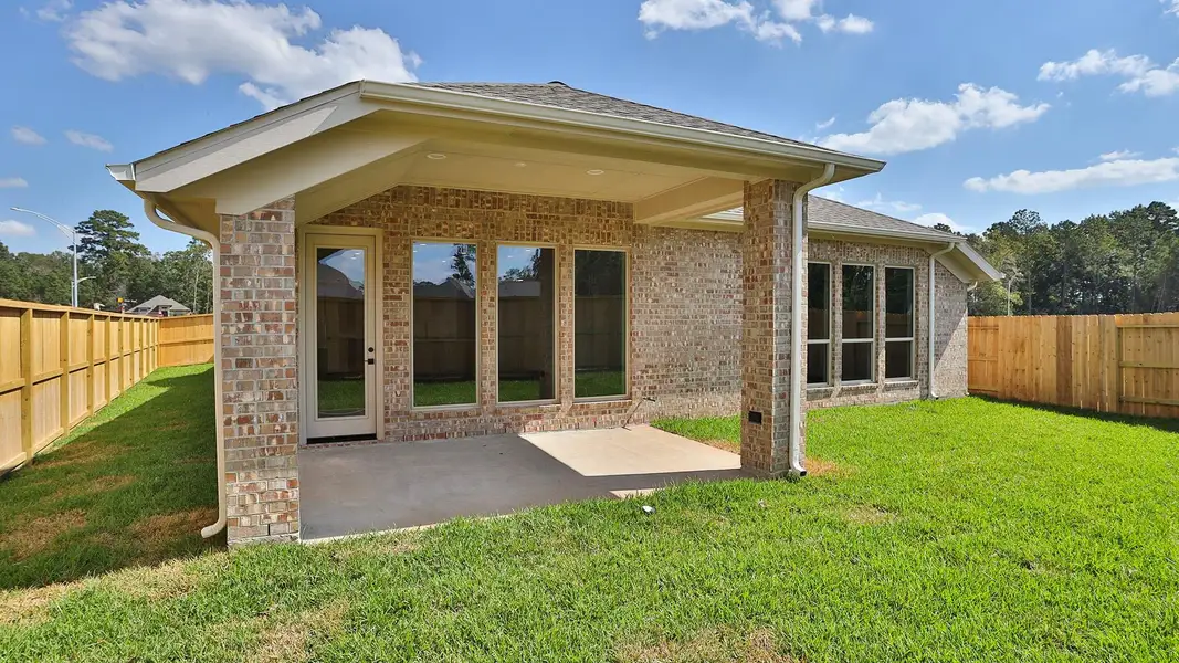 Exterior details and patio area of a home in Grand Central Park 50', Conroe (Image 2).