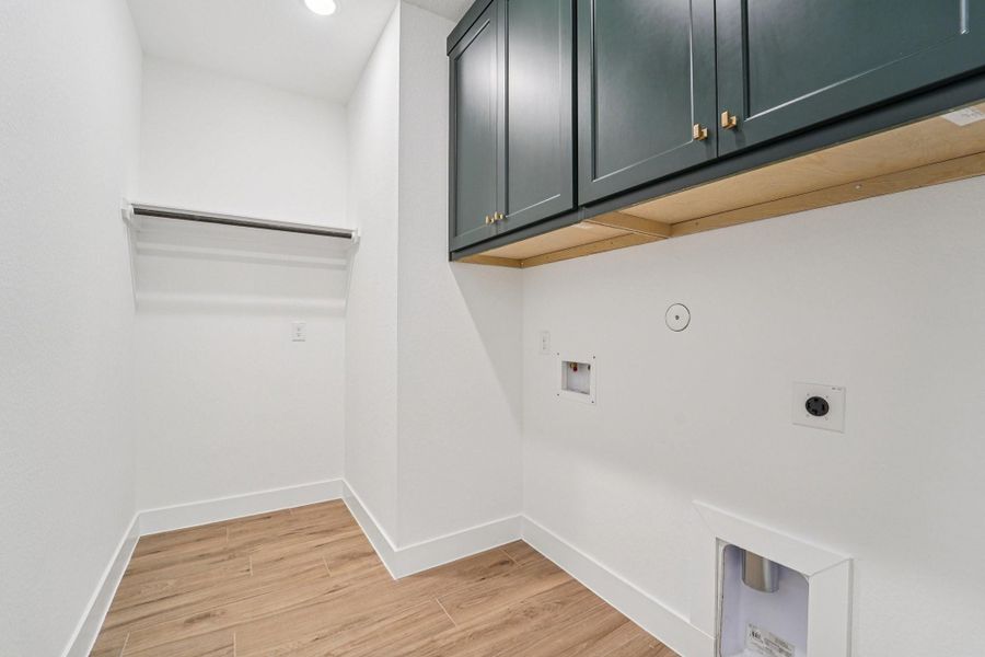 Spacious, unfurnished interior of a new home in Evergreen, Conroe (Image 34).