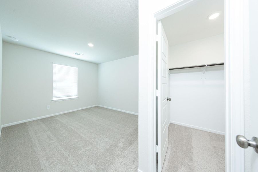 Spacious, unfurnished interior of a new home in Bammel Oaks, Houston (Image 14).