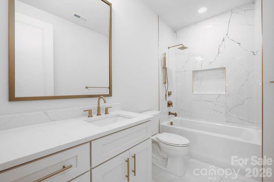 Upper level guest full bath.