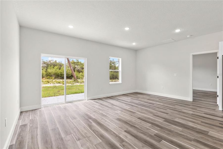 Spacious, unfurnished interior of a new home in , Ocala (Image 11).