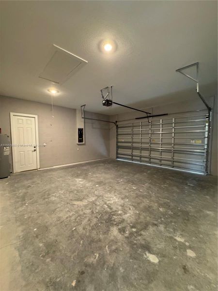 Spacious, unfurnished interior of a new home in , Lehigh Acres (Image 19).