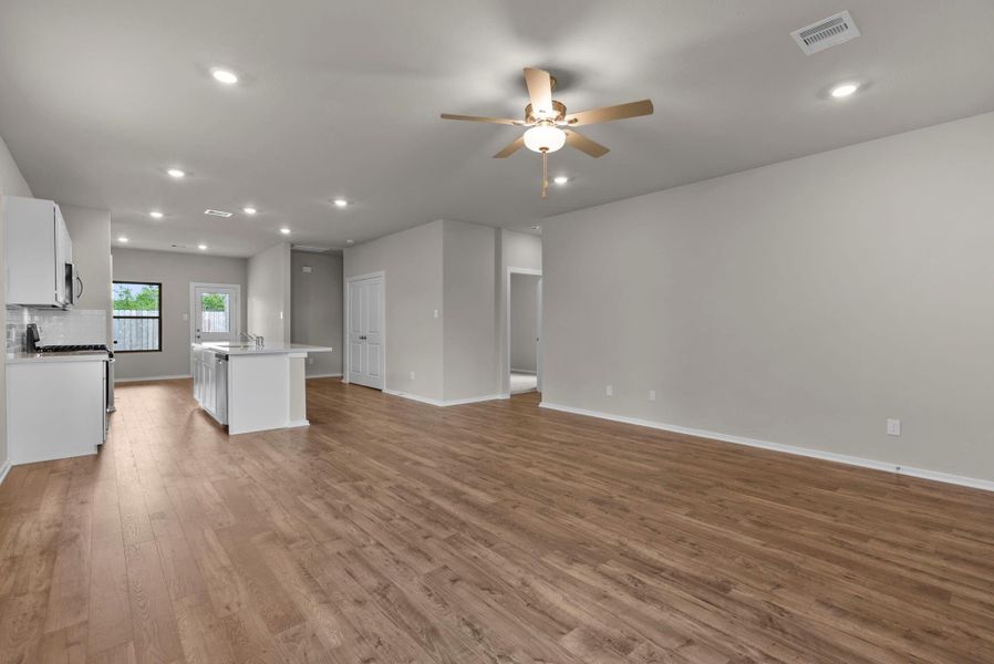 Spacious, unfurnished interior of a new home in Laurel Landing, Alvin (Image 21).