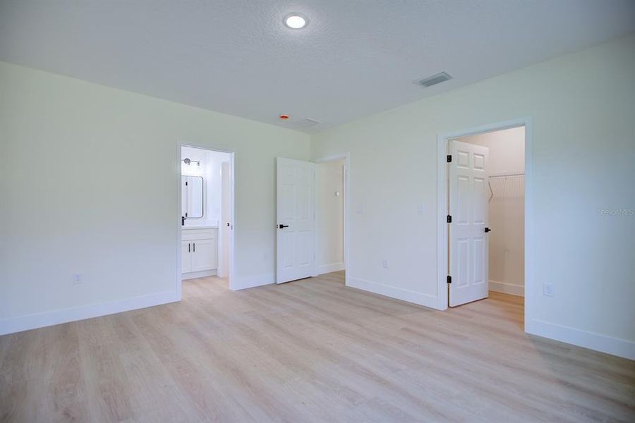 Spacious, unfurnished interior of a new home in , Sebring (Image 24).