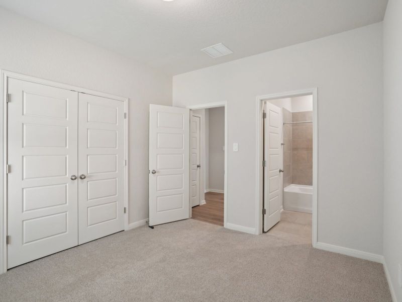 Spacious, unfurnished interior of a new home in Arcadia Ridge - Classic Series, San Antonio (Image 18).