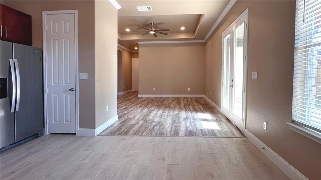 Open layout, walk-in pantry