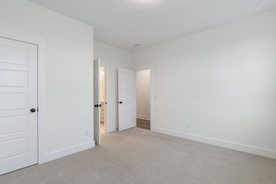 Spacious, unfurnished interior of a new home in , Summerville (Image 23).