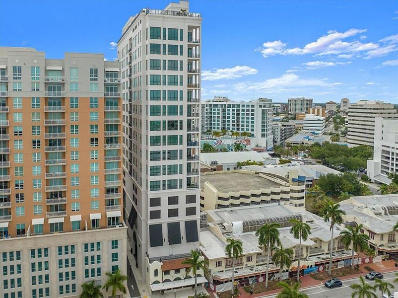 Condo located in Sarasota, FL showcasing its design and architecture (Image 4). Condo located in Sarasota, FL showcasing its design and architecture (Image 4).