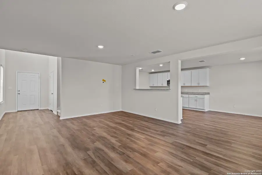 Spacious, unfurnished interior of a new home in Horizon Ridge, San Antonio (Image 13).