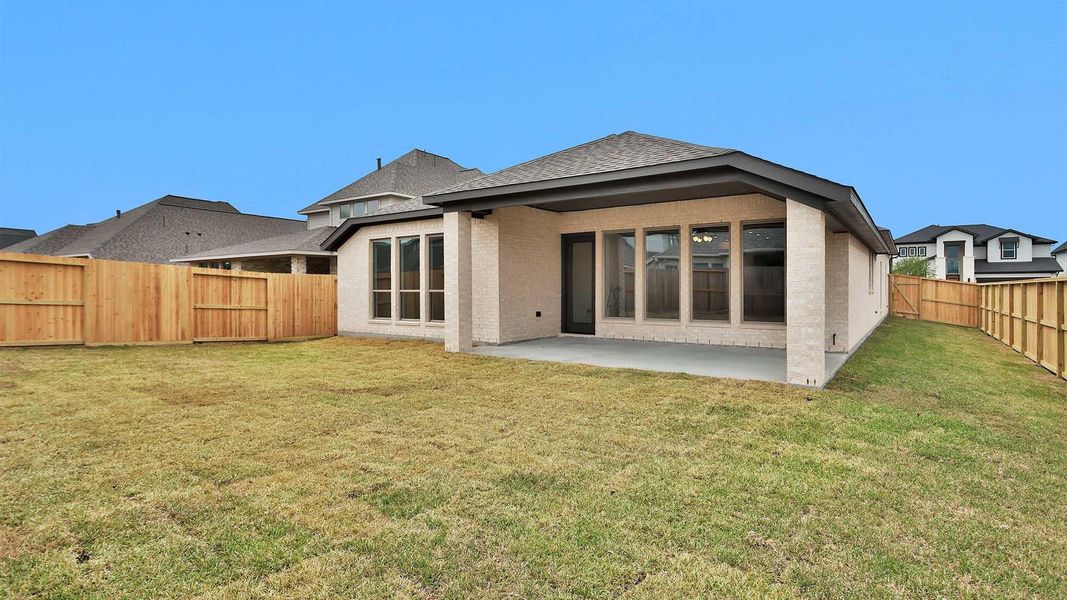 Exterior details and patio area of a home in Sienna, Missouri City (Image 11).