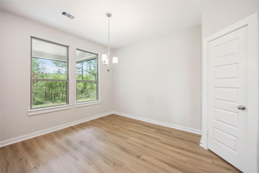 Spacious, unfurnished interior of a new home in Deer Pines, Conroe (Image 21).